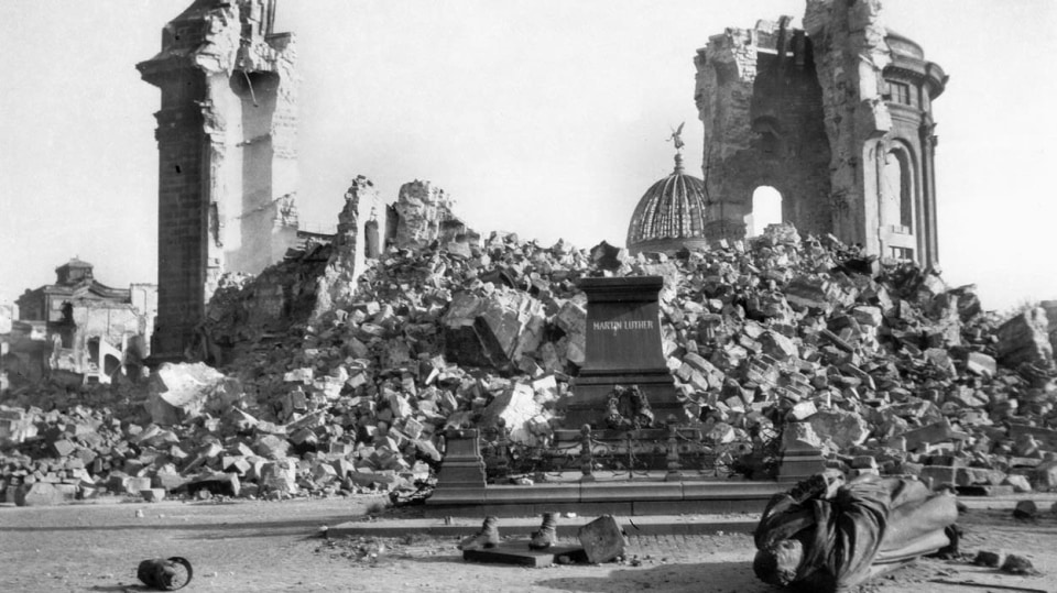 Trosky kostela Frauenkirche a zničený pomník Martina Luthera po bombardování Drážďan v roce 1945